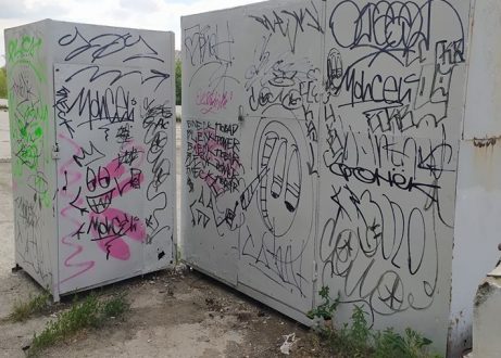 Фото: В Тольятти территорию культурного центра «Автоград» испортили вандалы — Портал «НеСлухи.рф» (nesluhi.info) В Тольятти территорию культурного центра «Автоград» испортили вандалы — Портал «НеСлухи.рф» (nesluhi.info)