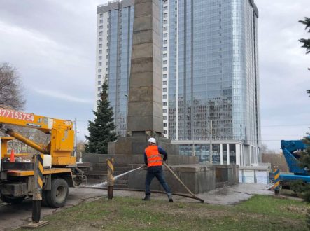 Фото: В Самаре ведутся работы по помывке памятников — Портал «НеСлухи.рф» (nesluhi.info) В Самаре ведутся работы по помывке памятников — Портал «НеСлухи.рф» (nesluhi.info)