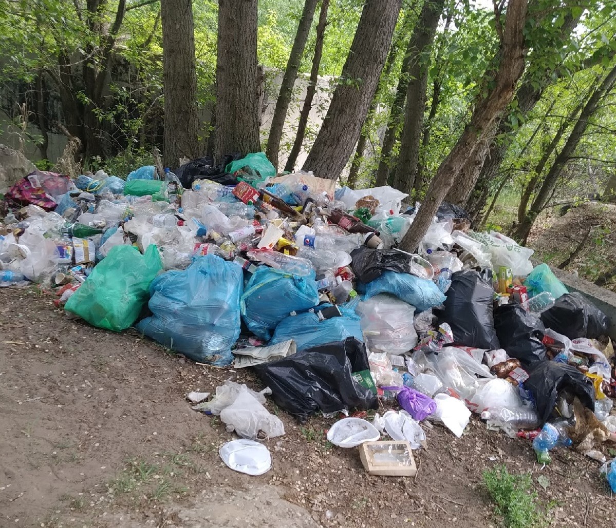 Тольятти паблики. Свалка полиэтиленовых пакетов. Свалка мусора в Автозаводском районе Тольятти. Свалка Тольятти Автозаводский район.