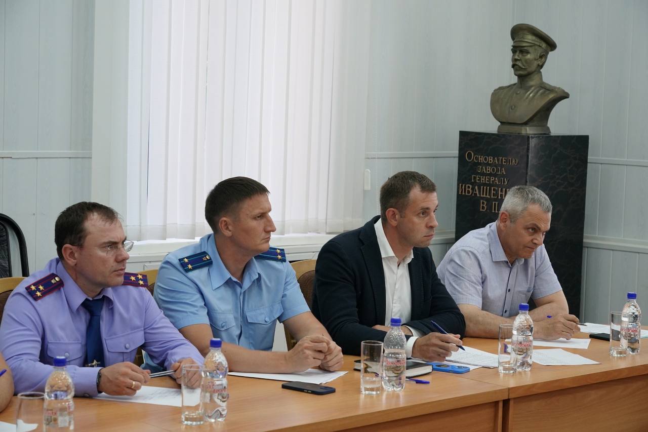 Фото: Губернатор Дмитрий Азаров провел совещание по ситуации на чапаевском «Промсинтезе» — Портал «НеСлухи.рф» (nesluhi.info) Губернатор Дмитрий Азаров провел совещание по ситуации на чапаевском «Промсинтезе» — Портал «НеСлухи.рф» (nesluhi.info)