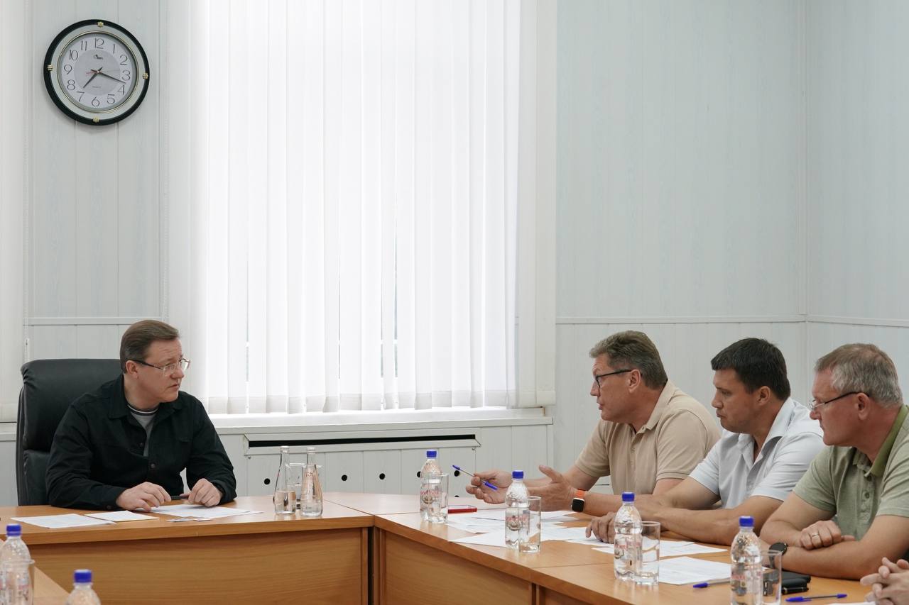 Фото: Губернатор Дмитрий Азаров провел совещание по ситуации на чапаевском «Промсинтезе» — Портал «НеСлухи.рф» (nesluhi.info) Губернатор Дмитрий Азаров провел совещание по ситуации на чапаевском «Промсинтезе» — Портал «НеСлухи.рф» (nesluhi.info)