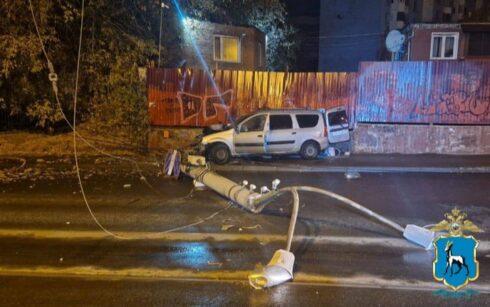 В Самаре при столкновении автомобиля со световой опорой пострадала девушка — Портал «НеСлухи.рф» (nesluhi.info)