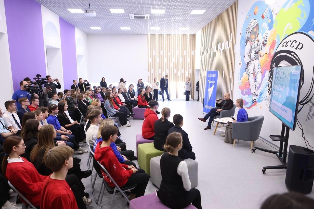 Фото: Вячеслав Федорищев пообщался с участниками Движения Первых на «Классной встрече» — Портал «НеСлухи.рф» (nesluhi.info) Вячеслав Федорищев пообщался с участниками Движения Первых на «Классной встрече» — Портал «НеСлухи.рф» (nesluhi.info)