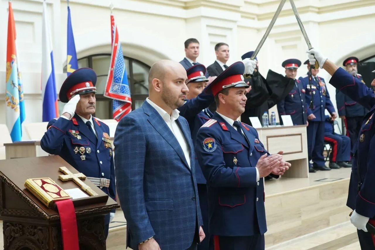 Фото: Губернатор Федорищев прошел церемонию верстания в казаки — Портал «НеСлухи.рф» (nesluhi.info) Губернатор Федорищев прошел церемонию верстания в казаки — Портал «НеСлухи.рф» (nesluhi.info)