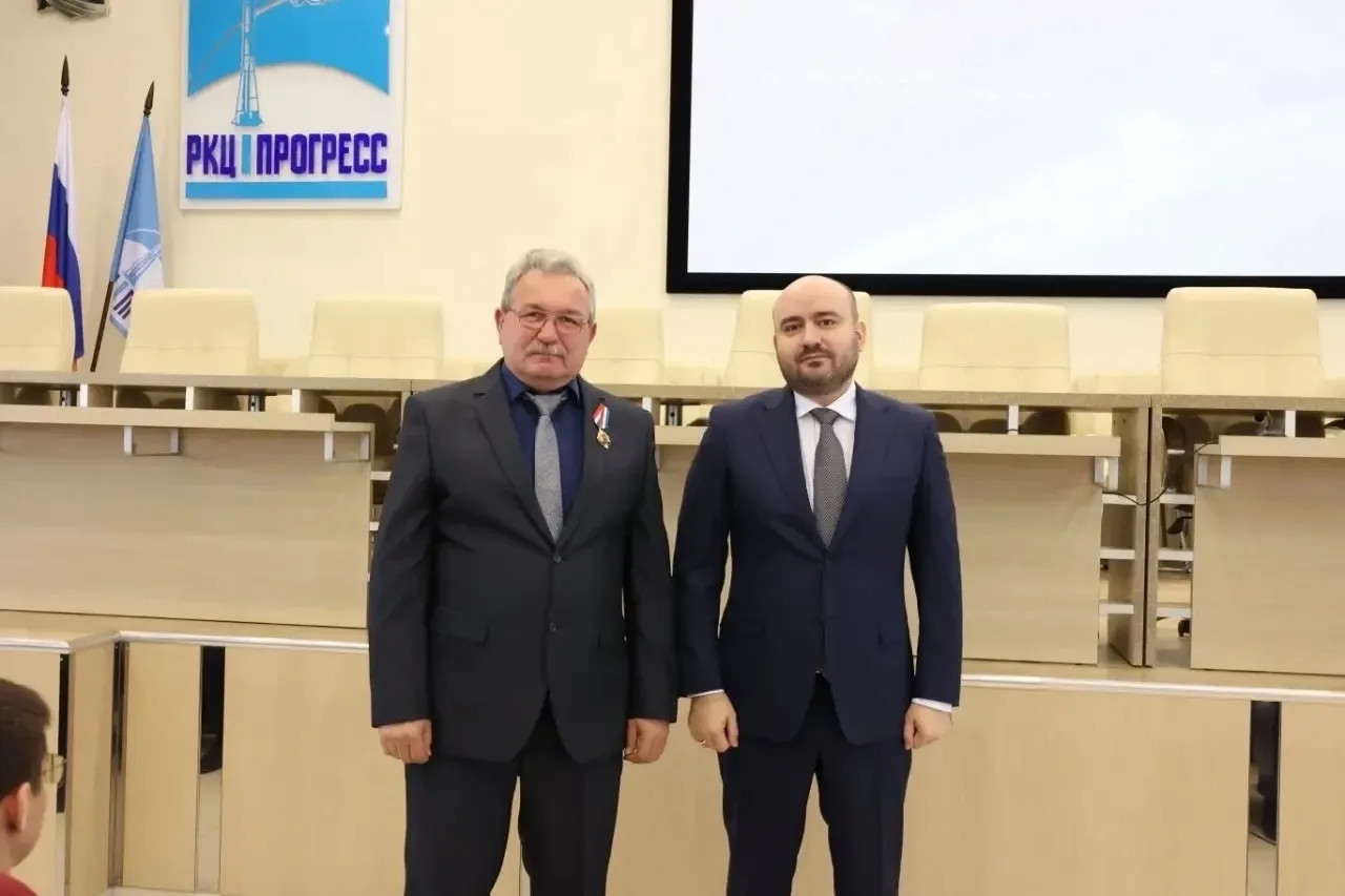 Фото: В Самаре Вячеслав Федорищев вручил награды отличившимся сотрудникам РКЦ «Прогресс» — Портал «НеСлухи.рф» (nesluhi.info) В Самаре Вячеслав Федорищев вручил награды отличившимся сотрудникам РКЦ «Прогресс» — Портал «НеСлухи.рф» (nesluhi.info)