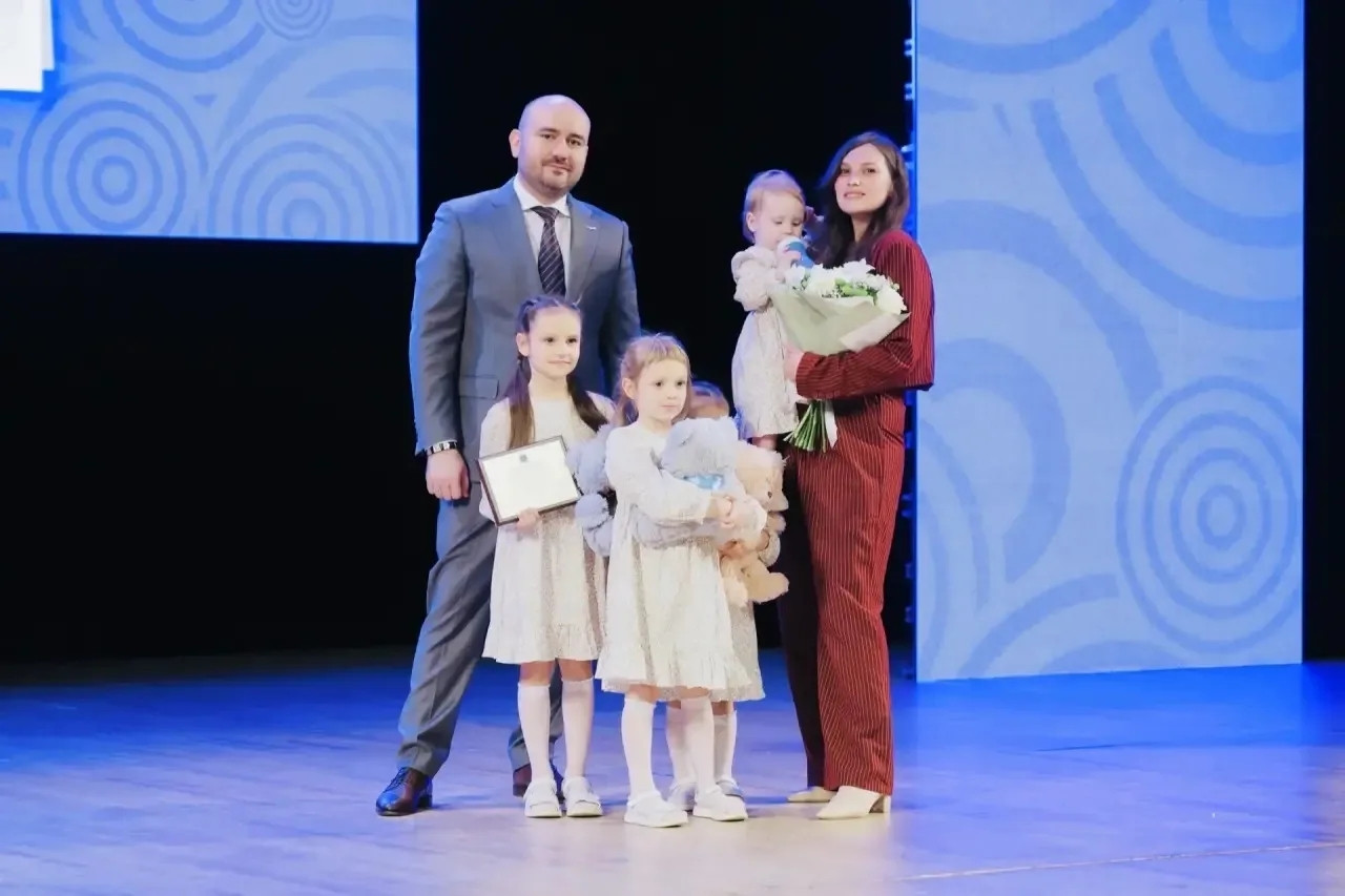Фото: В Самаре Вячеслав Федорищев вручил памятные знаки «Родительская доблесть» семьям — Портал «НеСлухи.рф» (nesluhi.info) В Самаре Вячеслав Федорищев вручил памятные знаки «Родительская доблесть» семьям — Портал «НеСлухи.рф» (nesluhi.info)