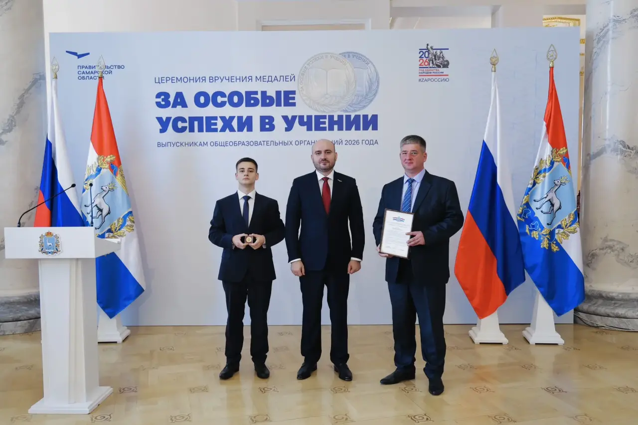 Фото: Вячеслав Федорищев вручил награды выдающимся выпускникам — Портал «НеСлухи.рф» (nesluhi.info) Вячеслав Федорищев вручил награды выдающимся выпускникам — Портал «НеСлухи.рф» (nesluhi.info)