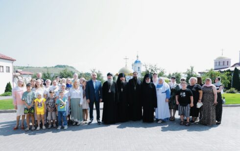Фото: Губернатор Вячеслав Федорищев встретился с женами и детьми бойцов СВО — Портал «НеСлухи.рф» (nesluhi.info) Губернатор Вячеслав Федорищев встретился с женами и детьми бойцов СВО — Портал «НеСлухи.рф» (nesluhi.info)