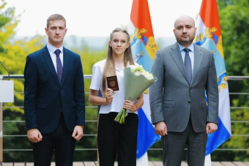 В Самаре вручили паспорта юным гражданам России в преддверии Дня государственного флага — Портал «НеСлухи.рф» (nesluhi.info)