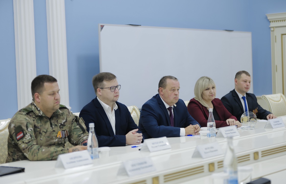 Фото: Вячеслав Федорищев встретился с карьерными консультантами, работающими в формате «равный — равному» с ветеранами СВО — Портал «НеСлухи.рф» (nesluhi.info) Вячеслав Федорищев встретился с карьерными консультантами, работающими в формате «равный — равному» с ветеранами СВО — Портал «НеСлухи.рф» (nesluhi.info)
